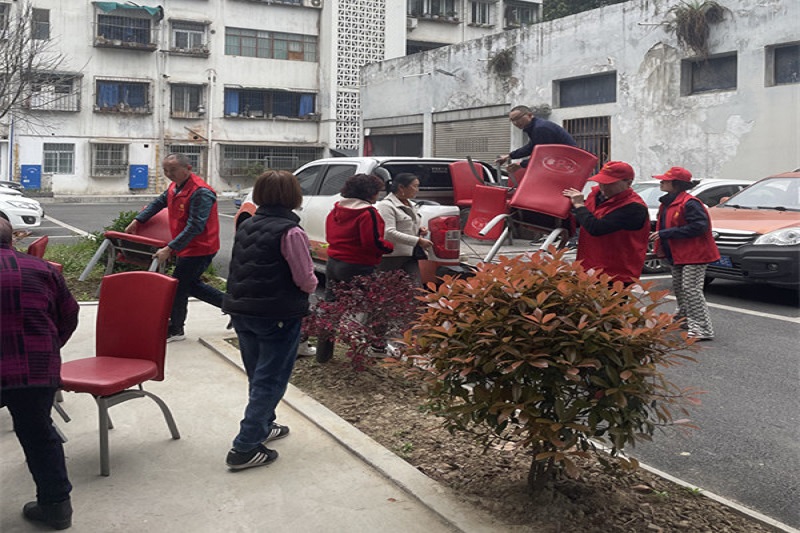 我為群眾辦實(shí)事||黨建引領(lǐng)送溫暖,愛心座椅進(jìn)社區(qū)